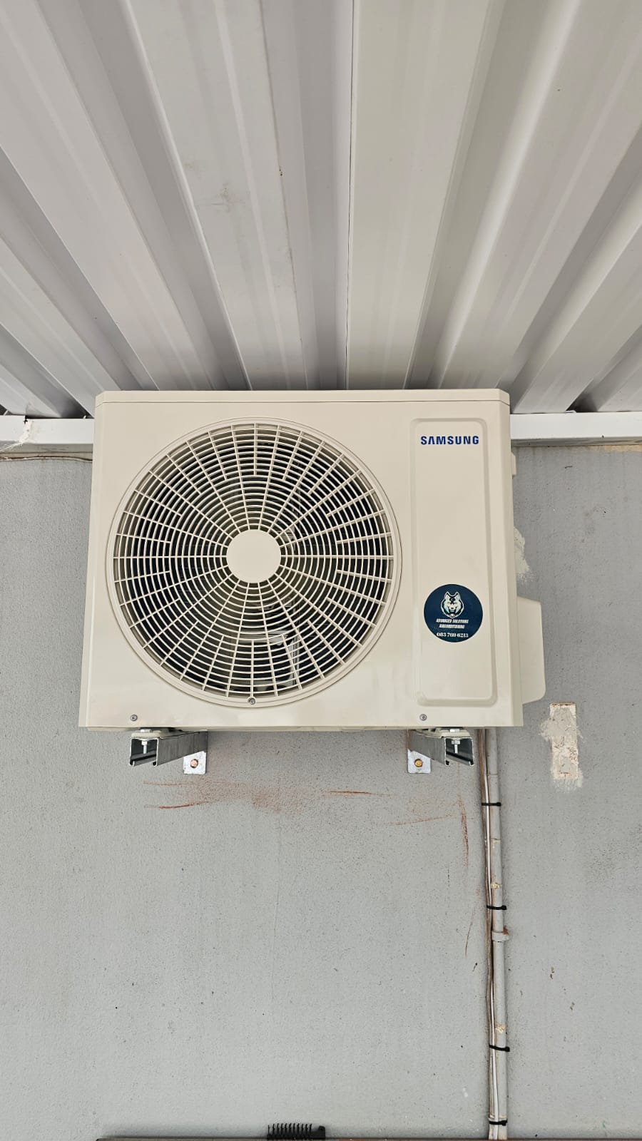 Neatly mounted outdoor condenser unit